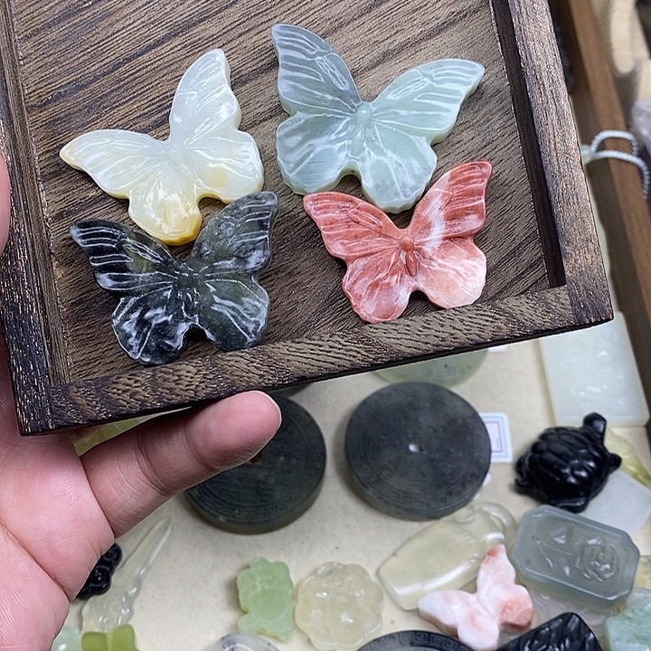 听***看蛇纹石玉未镶嵌颈饰