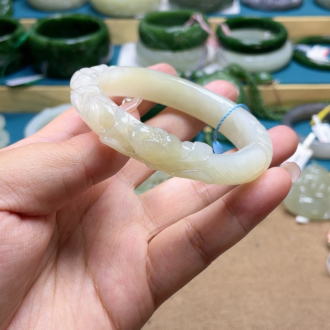 【闪购商品】和田玉手镯5657圈口68未镶嵌