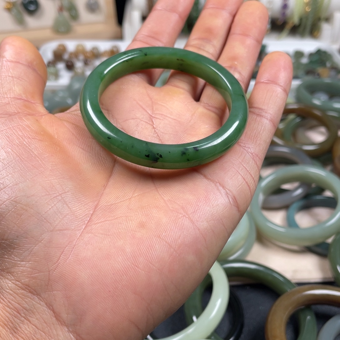 一***过和田玉（碧玉）未镶嵌手镯和田玉碧玉手镯未镶嵌有裂