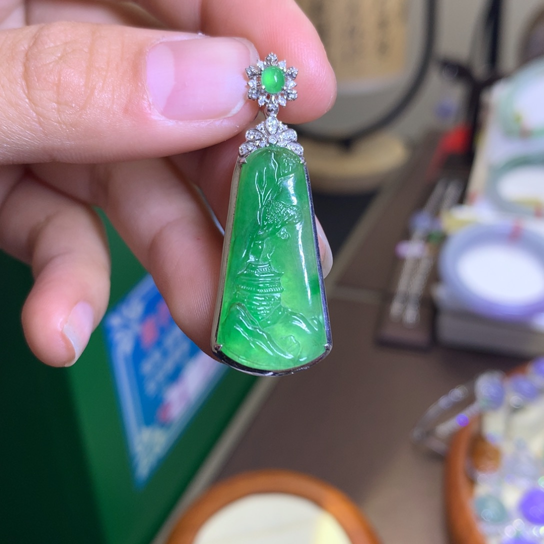 翡翠颈饰18K金镶嵌翡翠