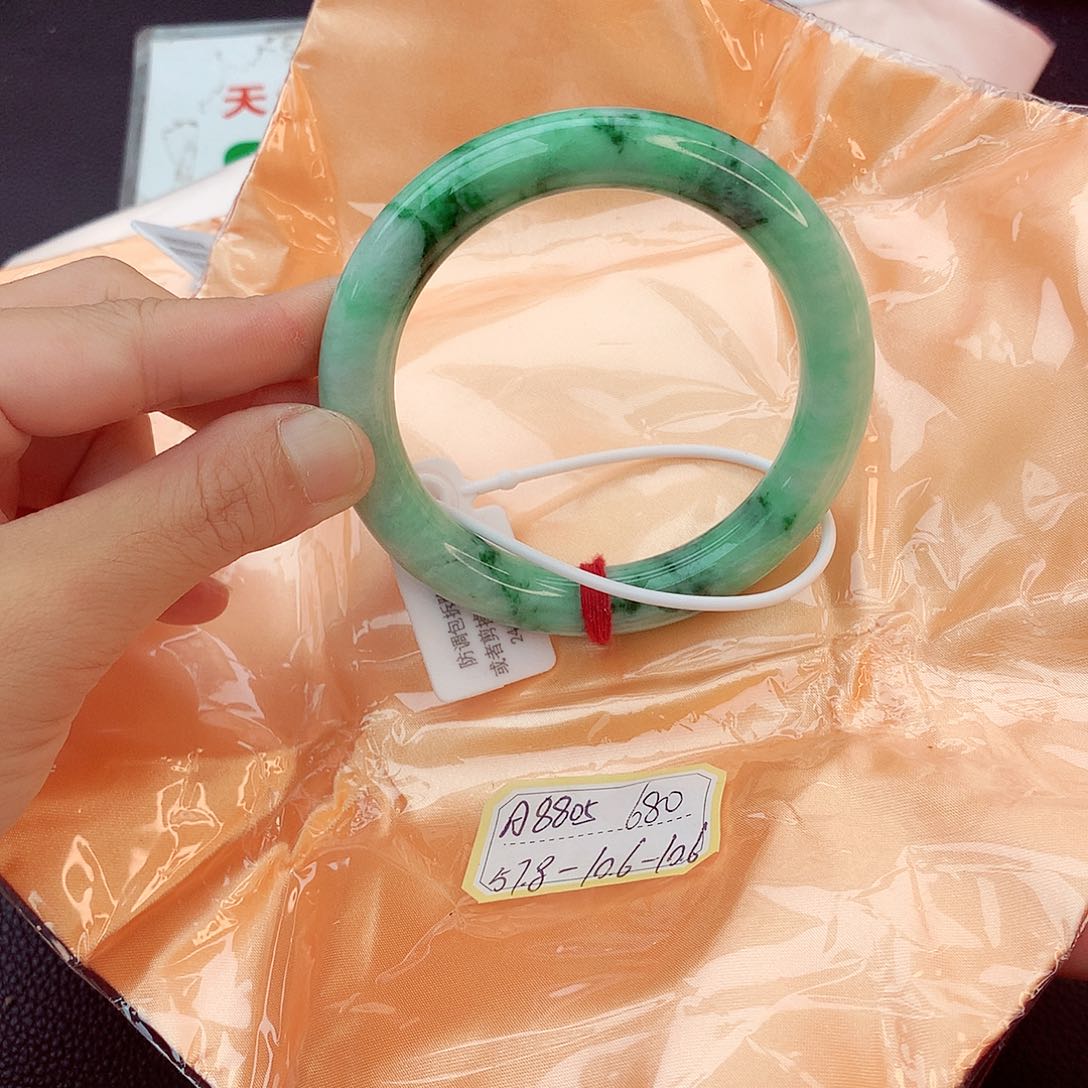 翡翠手镯未镶嵌翡翠