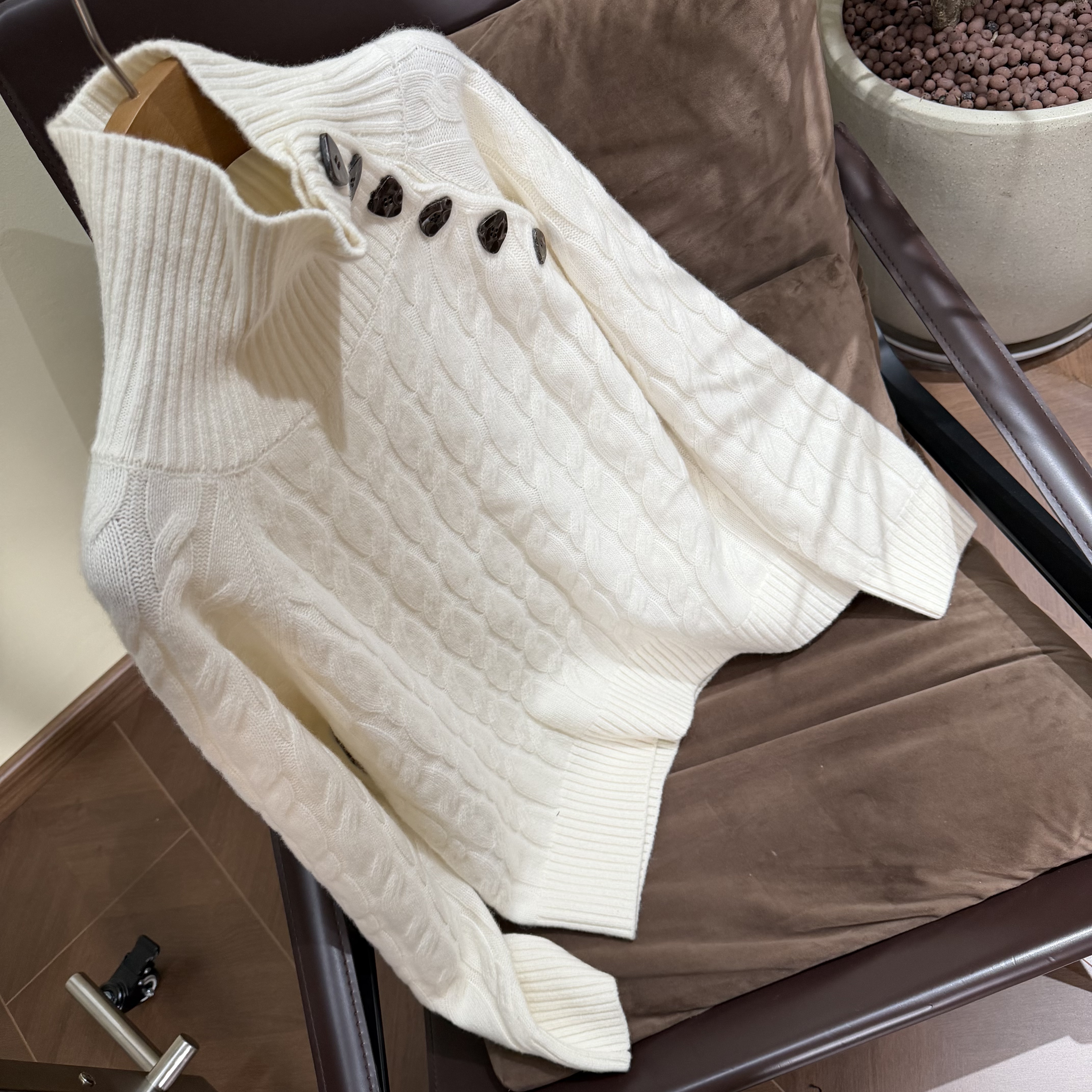 陈邓邓【100%纯羊毛】暖白色冬季氛围感新澳羊毛斜襟扣翻领毛衣3105