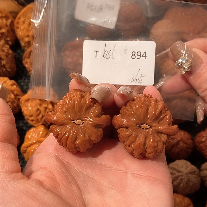 文玩核桃吊坠白狮子36