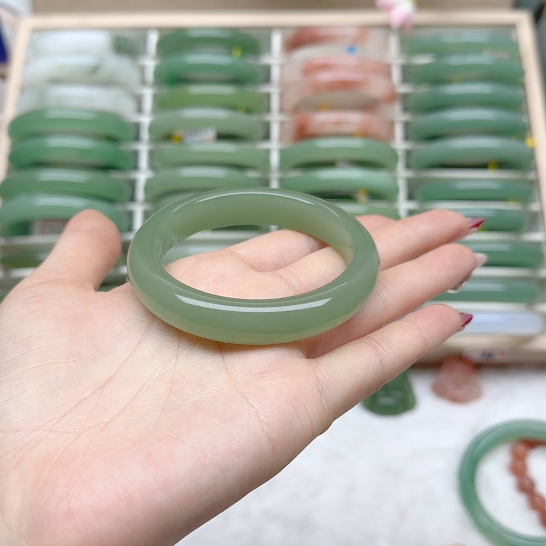 石英质玉手镯未镶嵌56口径