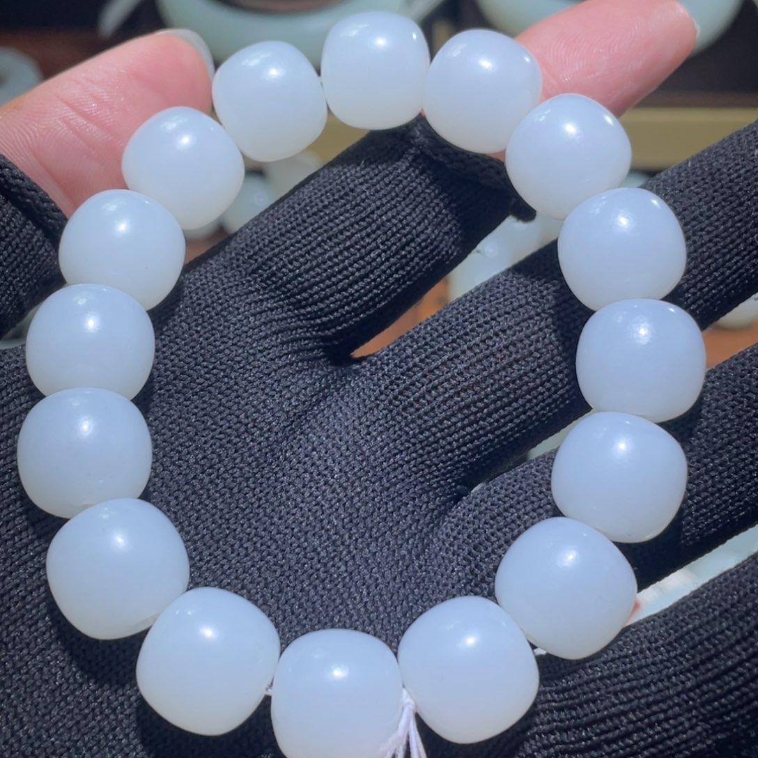 依***光和田玉未镶嵌颈饰