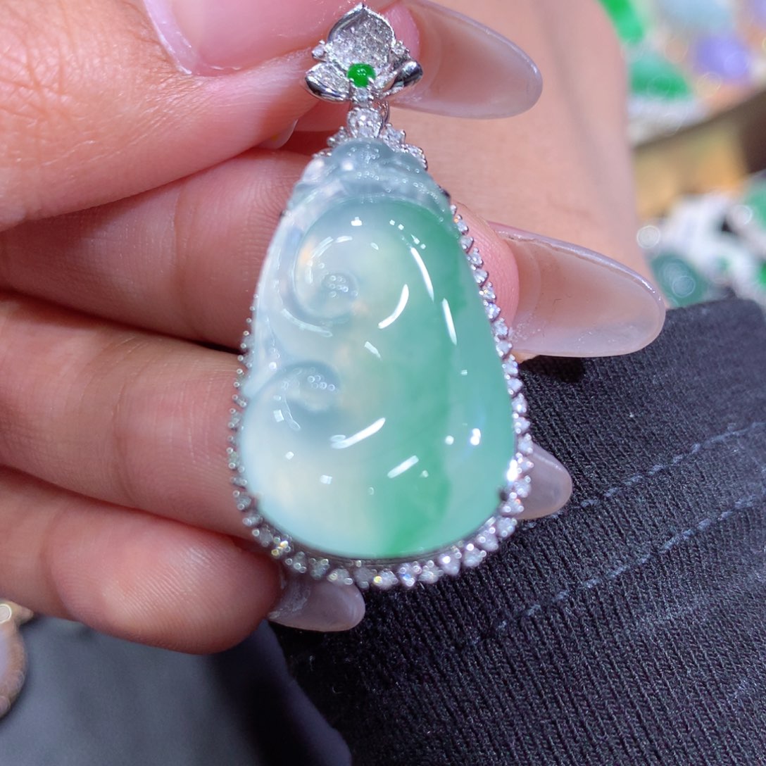 翡翠吊坠(赠链)18K金镶嵌