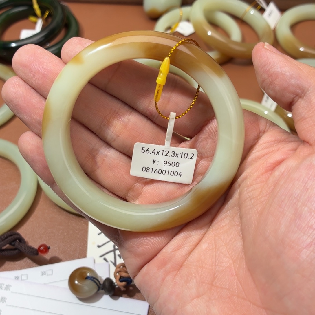 小***硬和田玉（糖玉）未镶嵌手镯