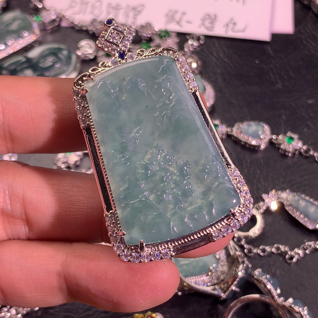 翡翠未镶嵌颈饰山水