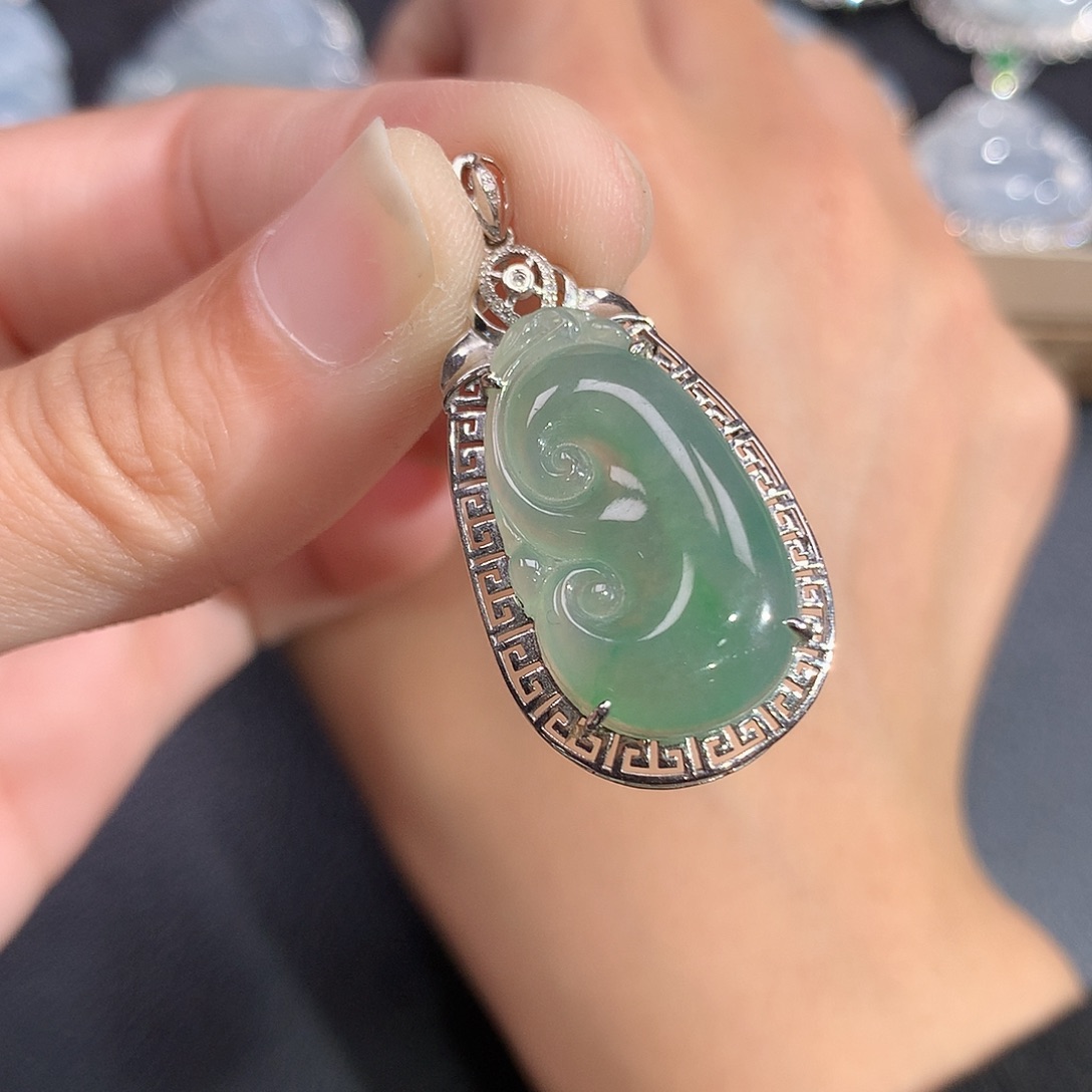 翡翠吊坠(赠链)18K金镶嵌