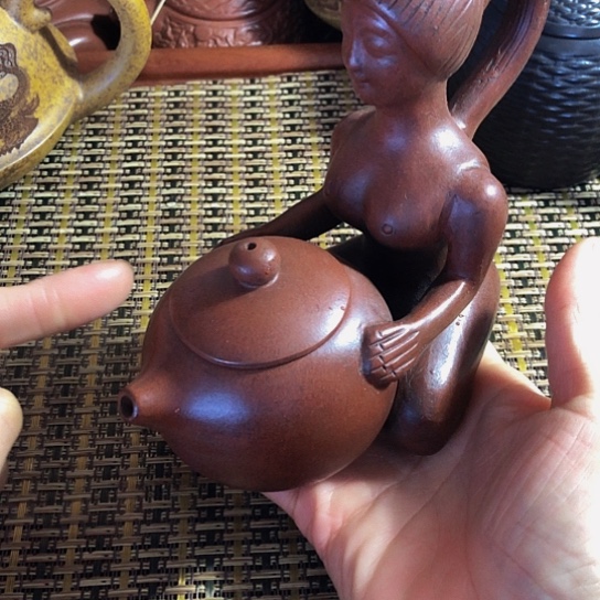 紫砂茶壶原矿泥料手工制作的紫砂壶。