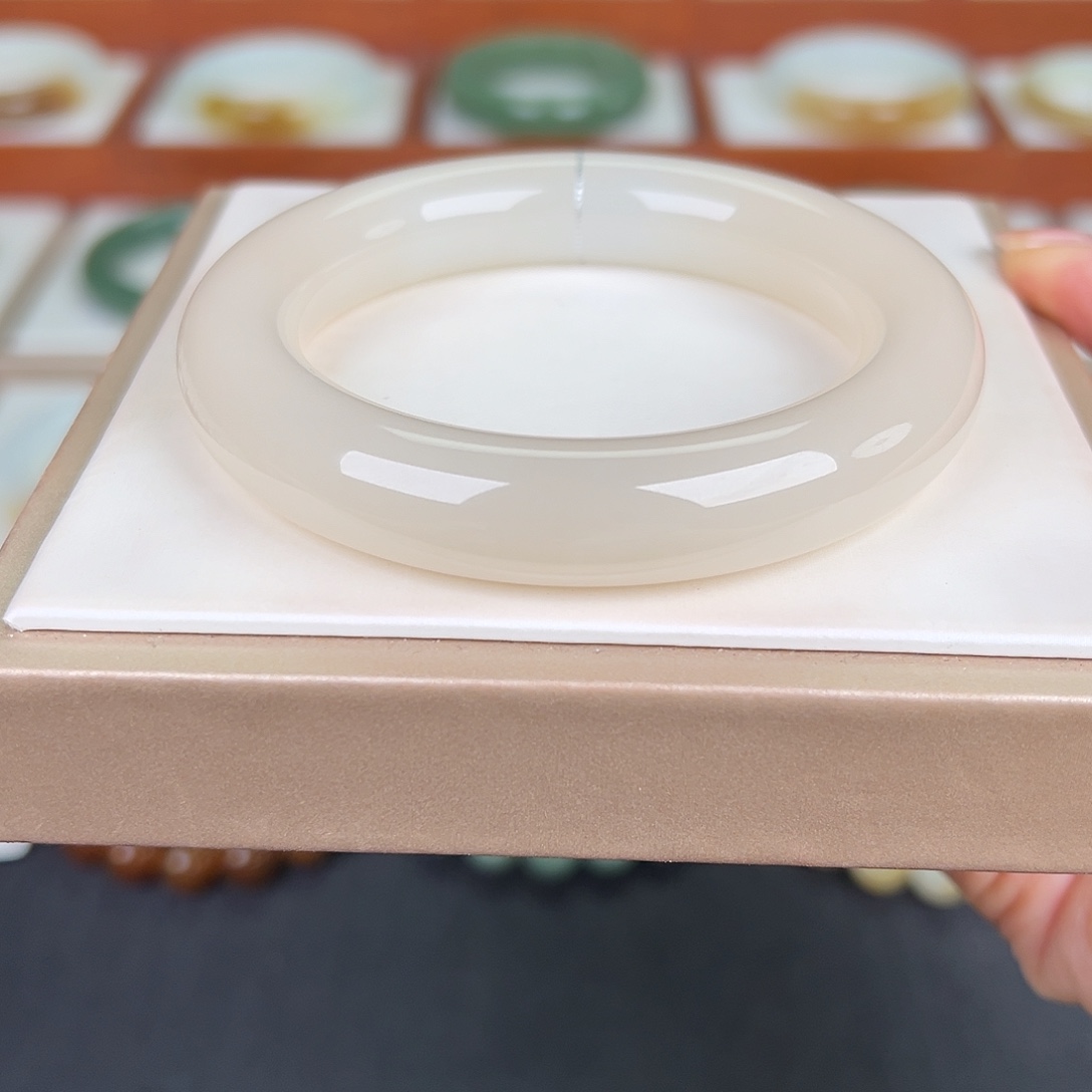 和田玉未镶嵌手镯和田玉藕粉手镯