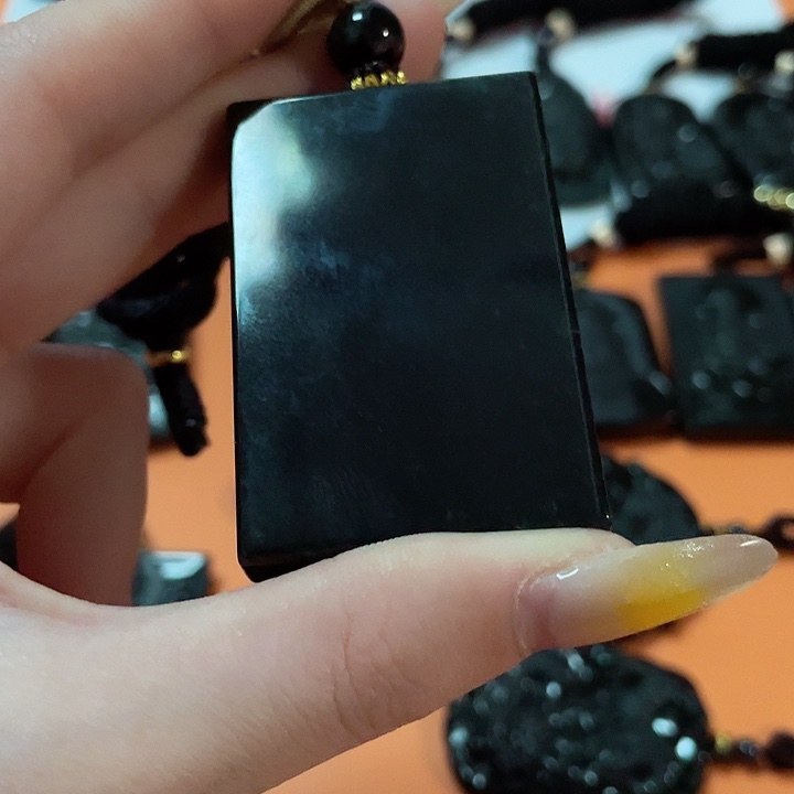 翡翠颈饰未镶嵌•**降