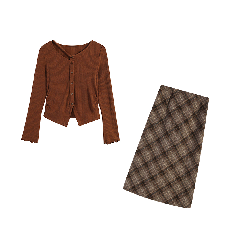【大码显瘦】微胖女生气质咖色上衣显瘦咖色格子半裙两件套ZL98407
