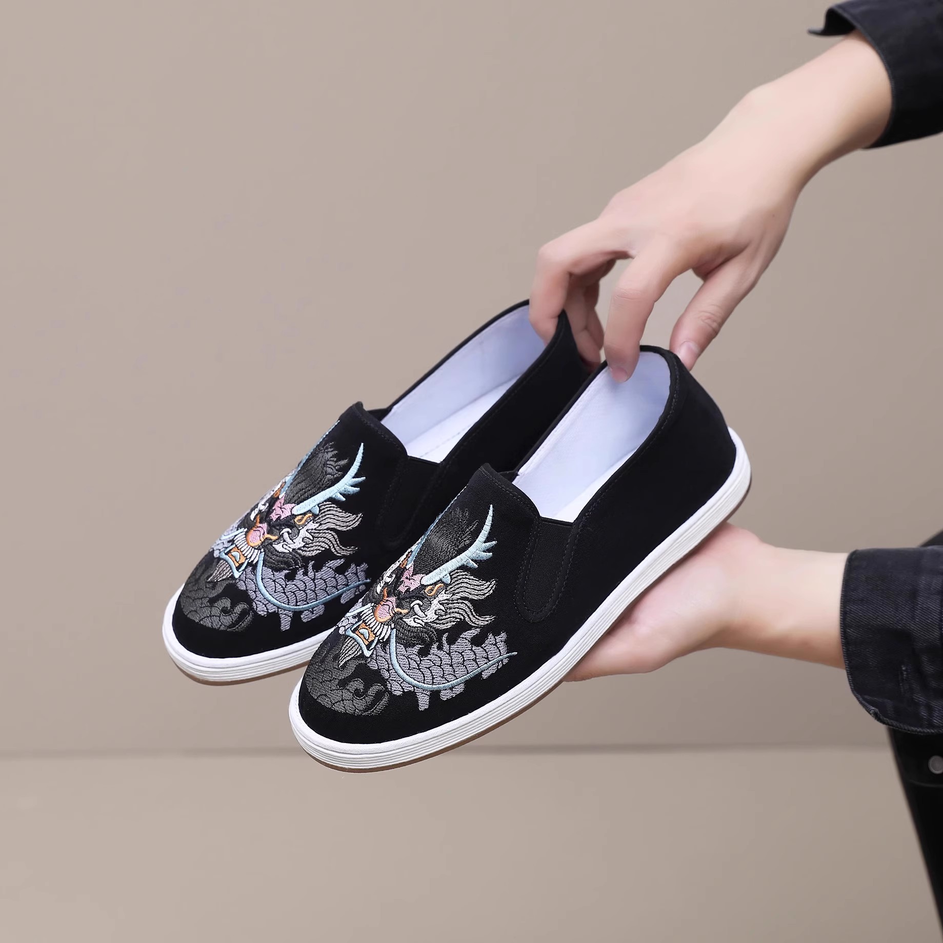 2026春秋新款纯手工千层底布鞋刺绣复古吸汗男士单鞋牛筋底男鞋