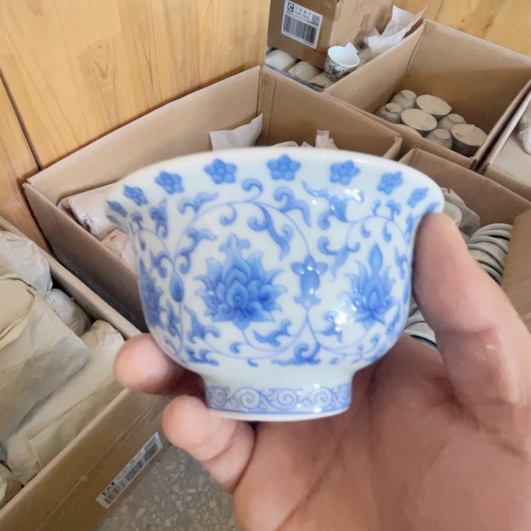 景德镇陶瓷青花缠枝莲压手杯1个