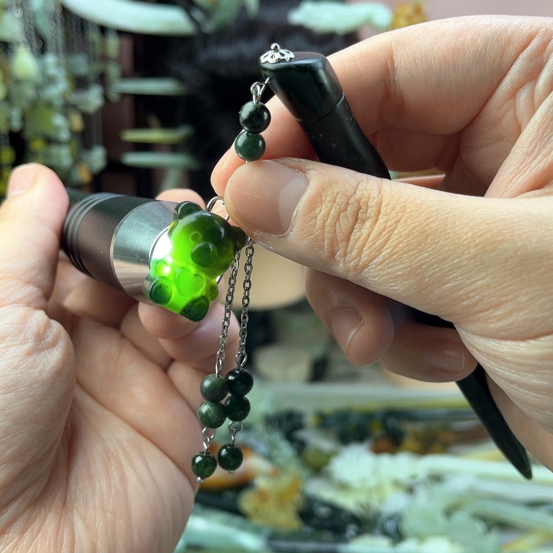 蛇纹石玉发饰未镶嵌长度14厘米左右，小熊背面有瑕疵