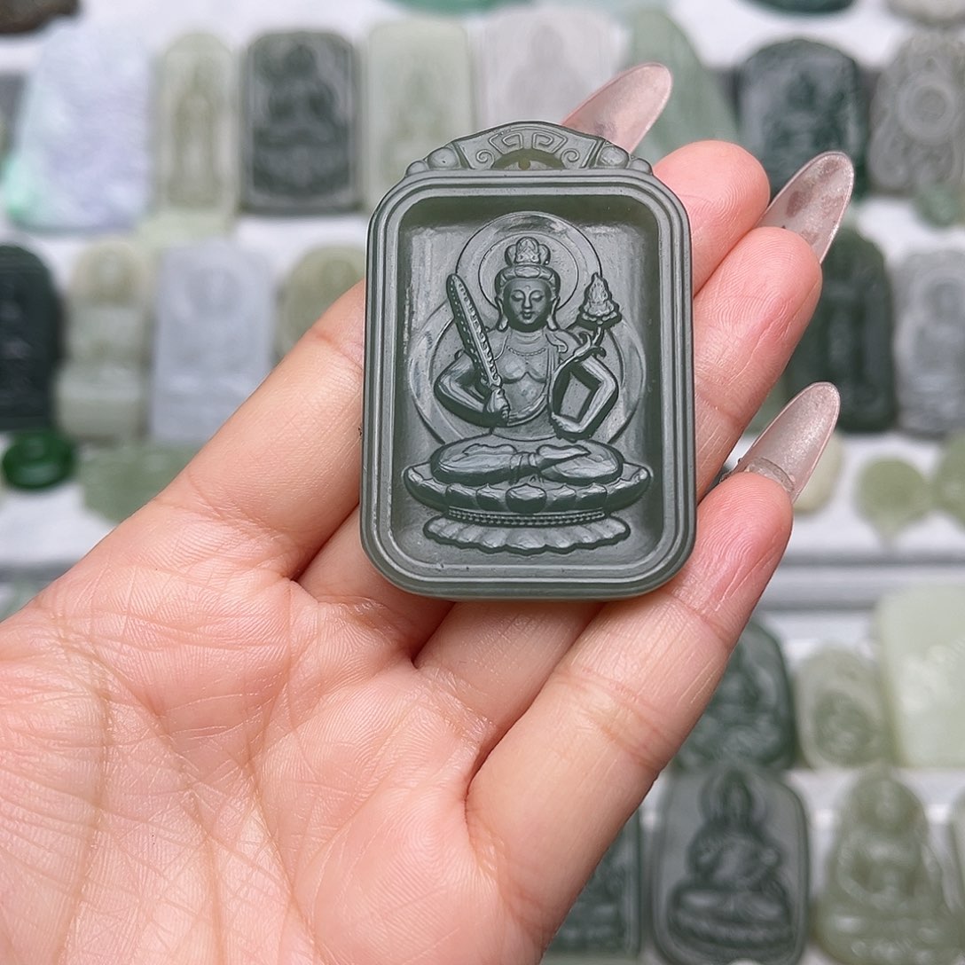 和田玉颈饰未镶嵌玉****?