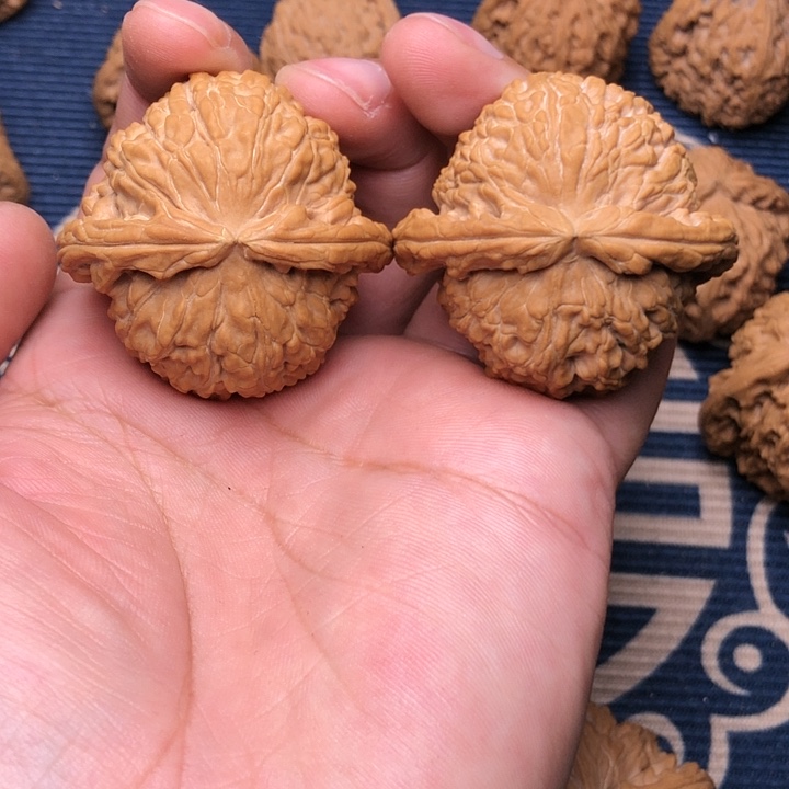文玩核桃吊坠白狮子