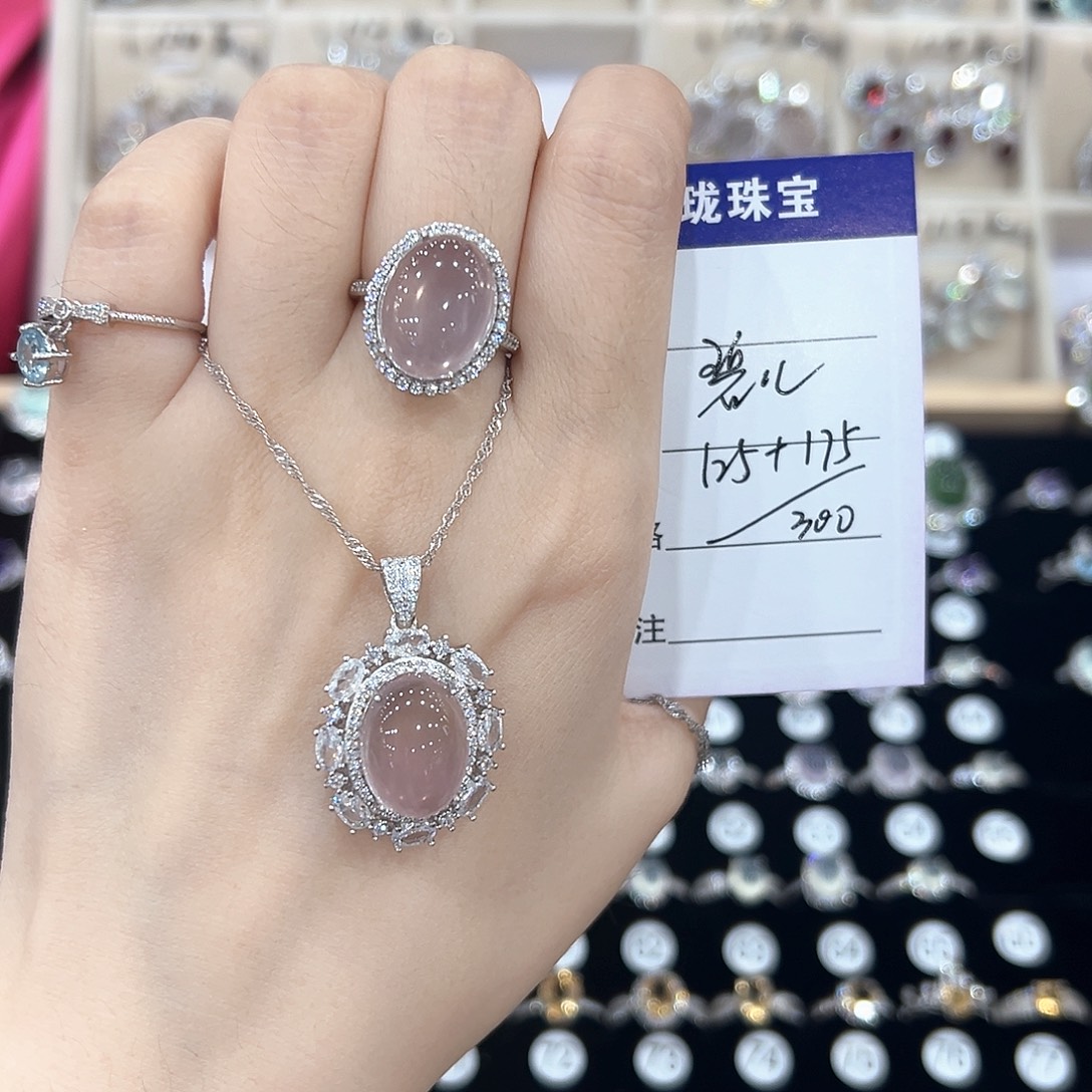 碧***儿芙蓉石戒指银S925镶嵌