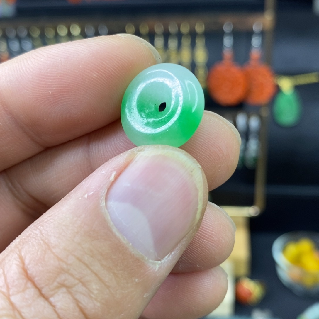 颈饰未镶嵌翡翠戒指