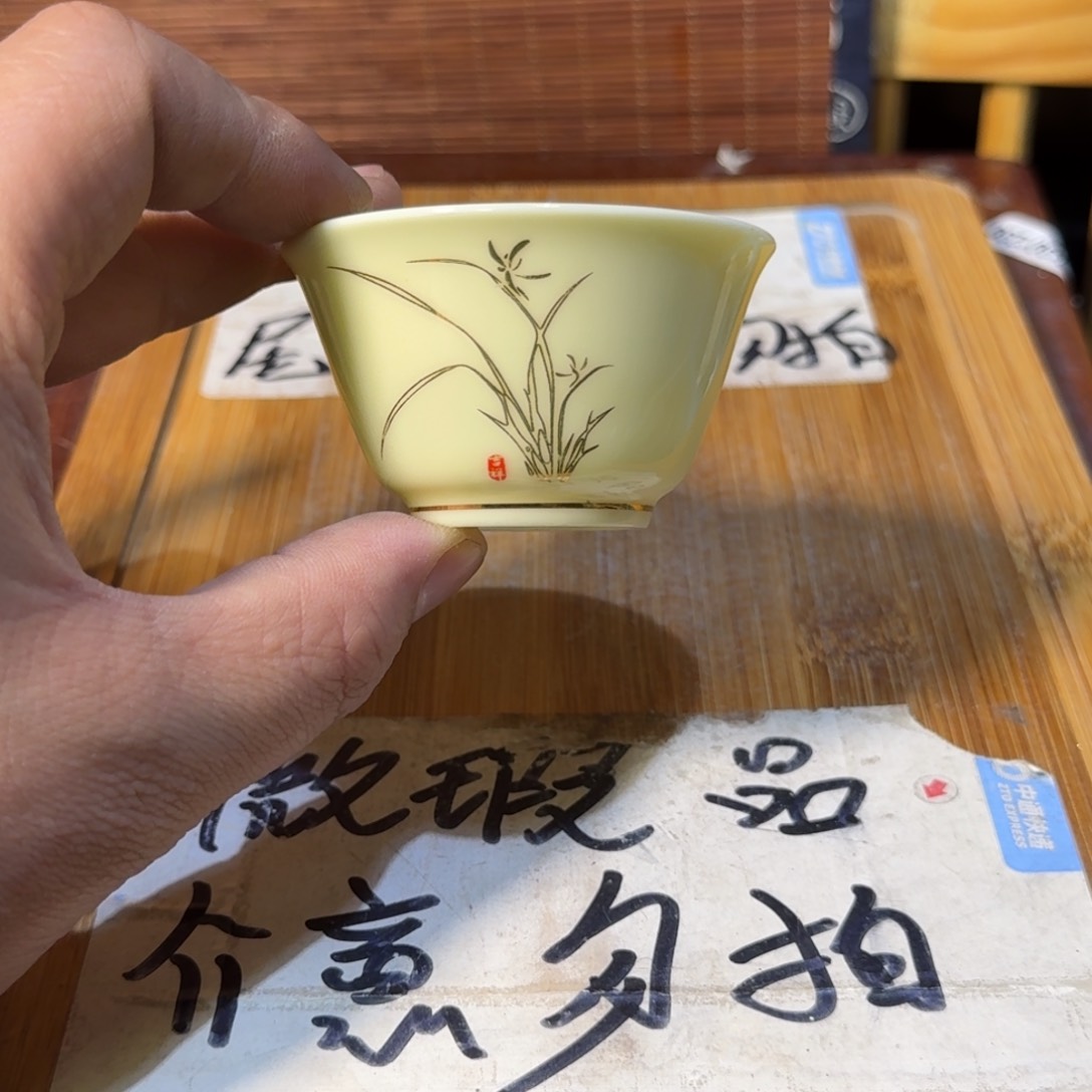 微瑕疵介意勿拍陶瓷器皿S352