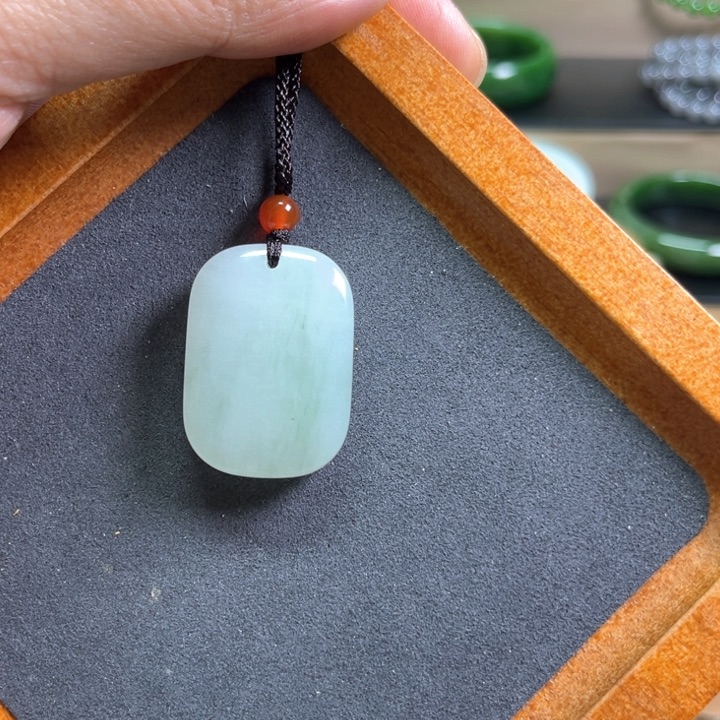 石英质玉颈饰合金