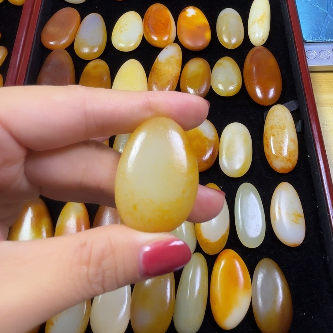 李***仁颈饰未镶嵌和田玉