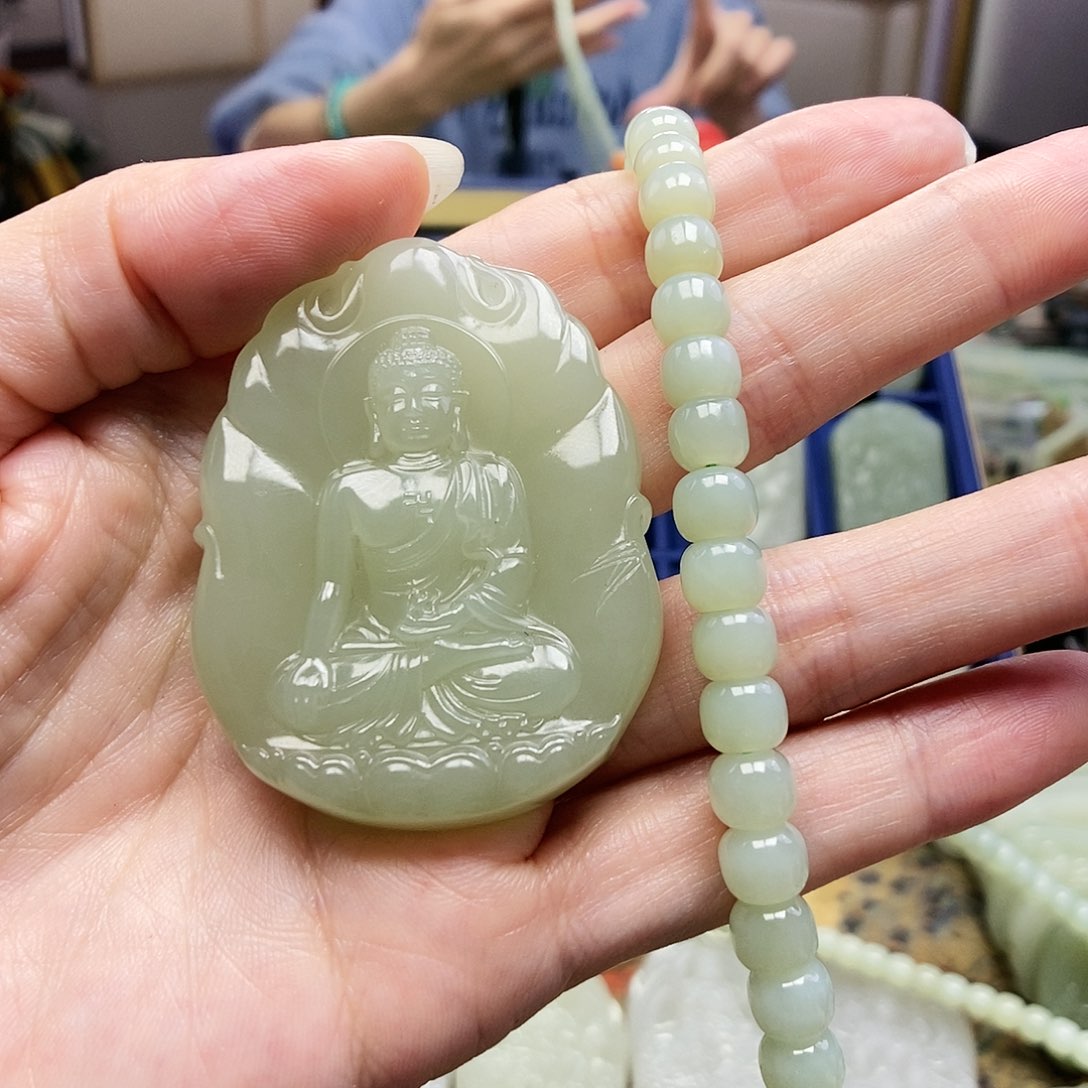 和田玉颈饰未镶嵌徐**?