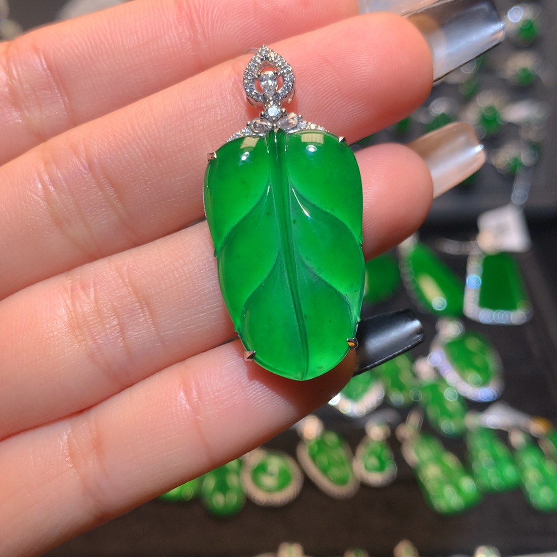翡翠颈饰18K金镶嵌叶子