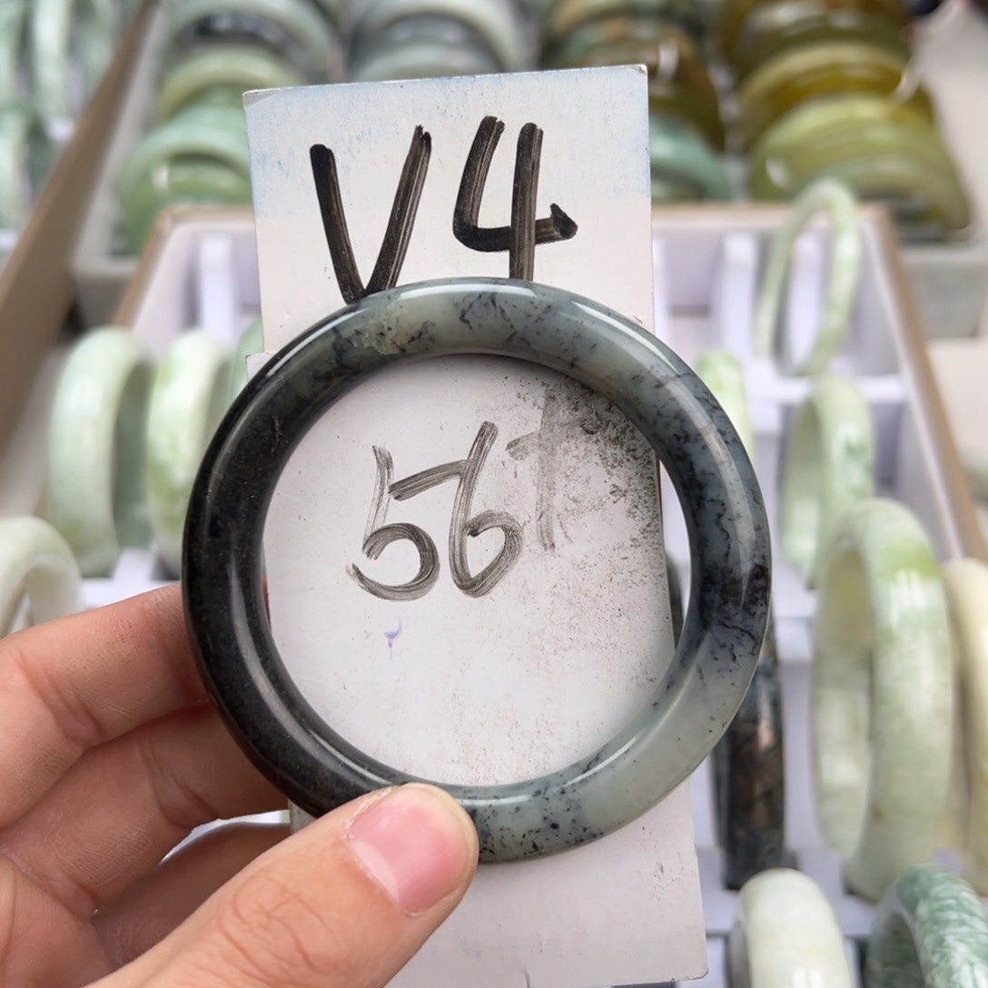 岫玉手镯未镶嵌天然岫玉微瑕，可以正常佩戴