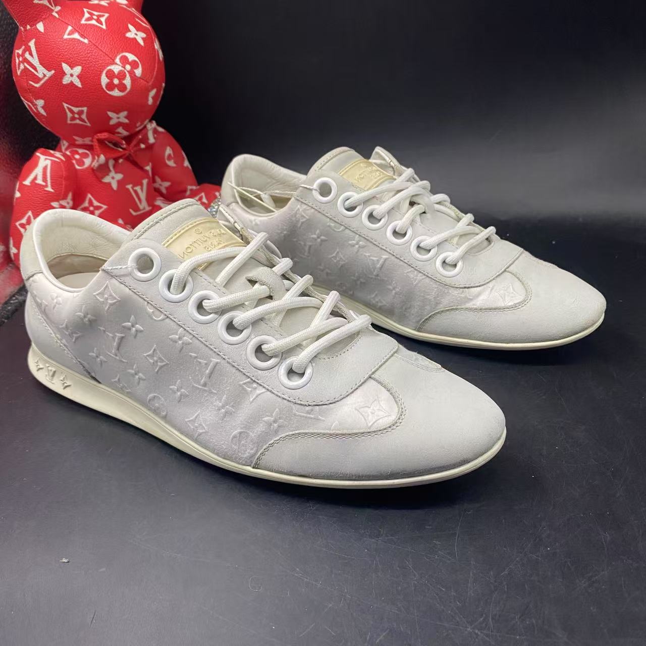 95新 LouisVuitton/路易威登 灰白色简约老花休闲鞋38码ddm1935