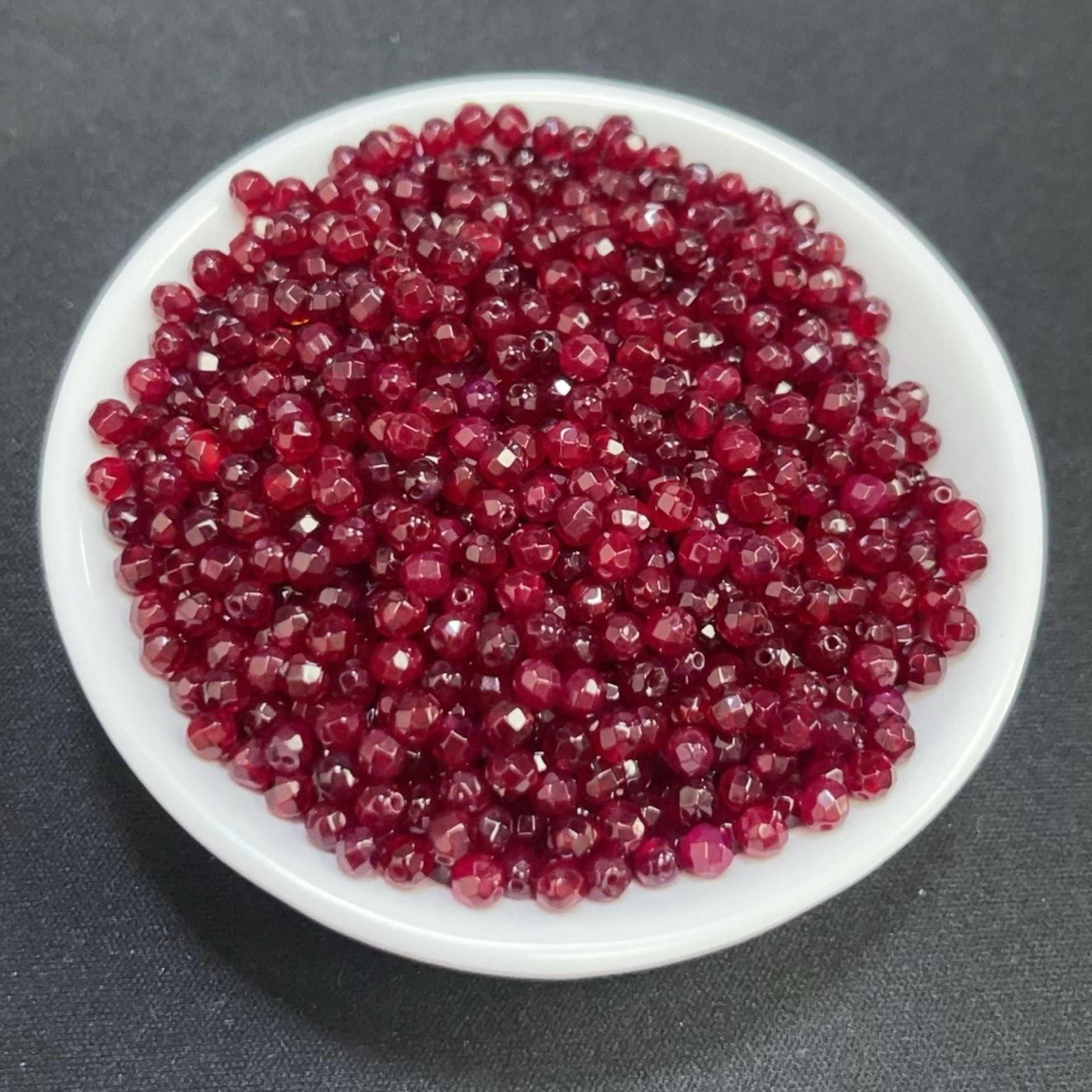 B551 鸽血红切面 4mm 30颗16.8元