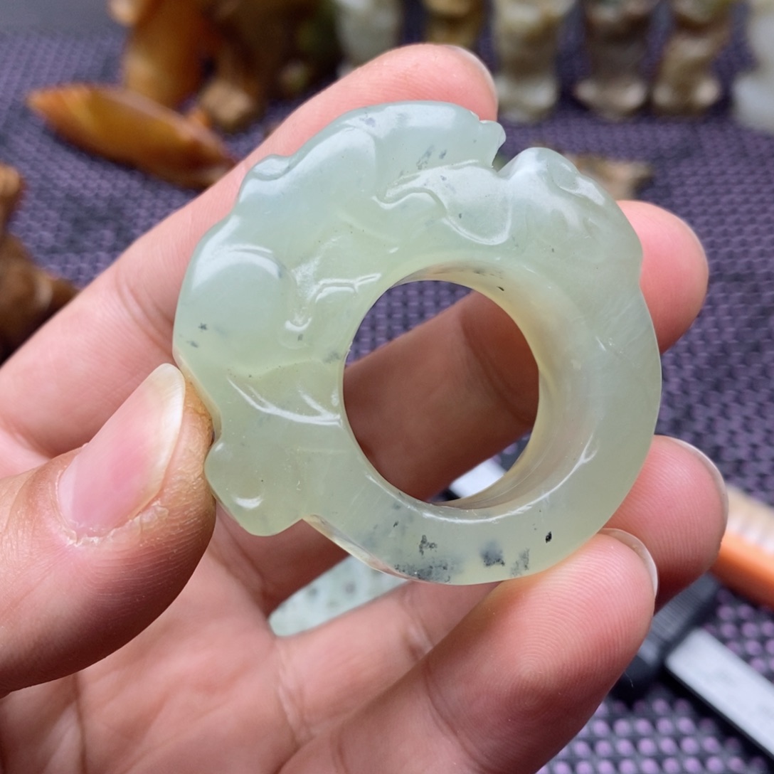 蛇纹石玉颈饰未镶嵌