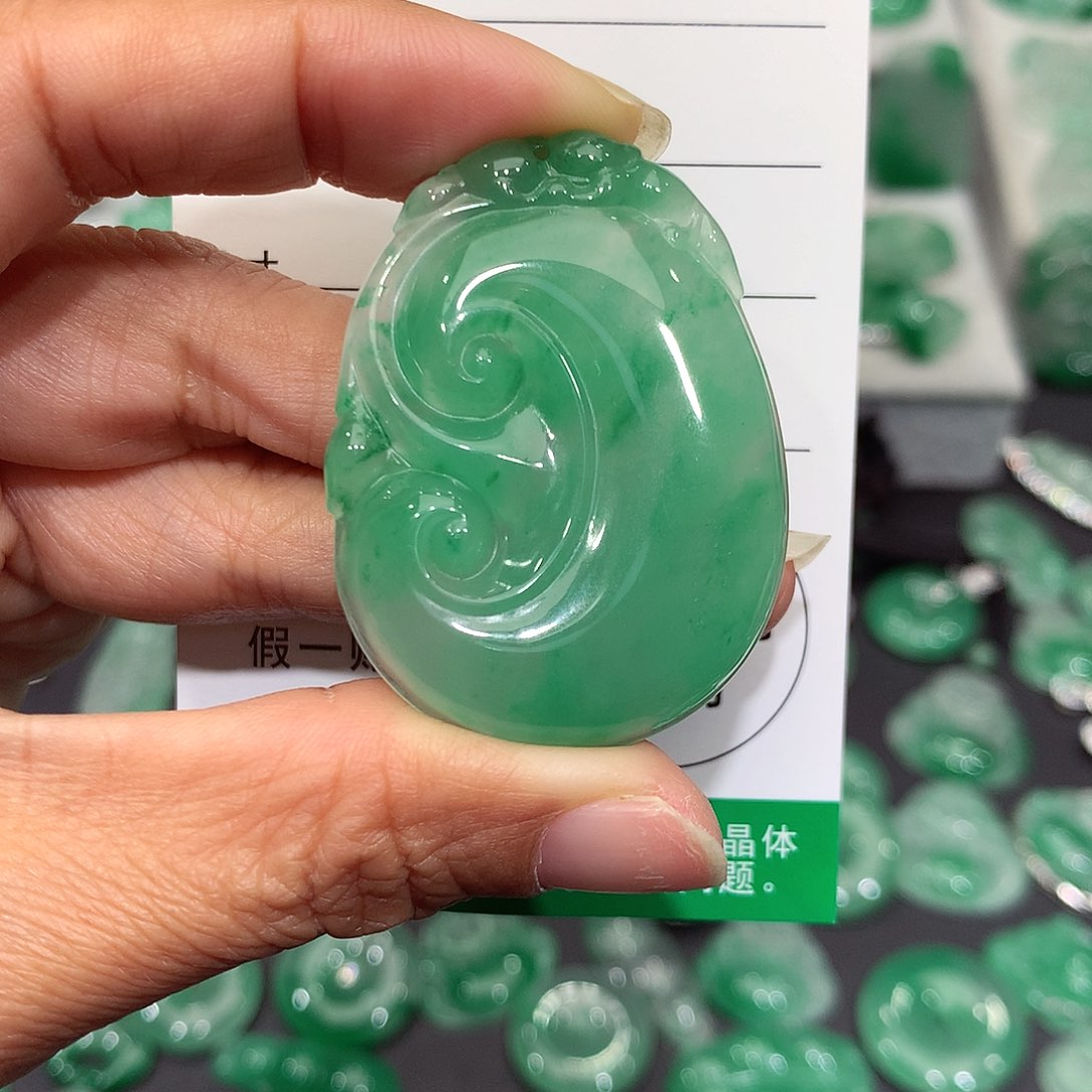 颈饰未镶嵌石英质玉（非洲翠）