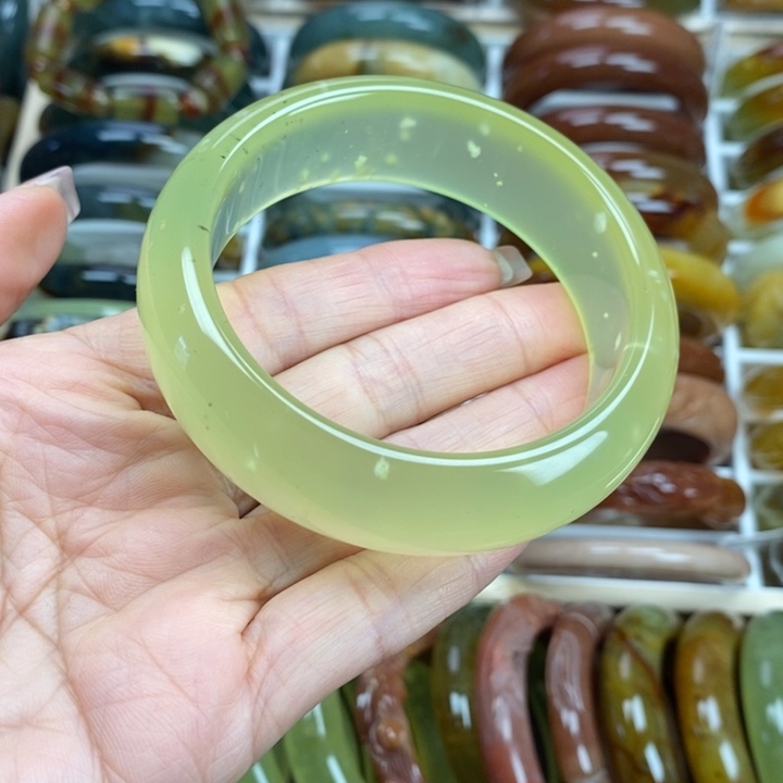 蛇纹石玉手镯未镶嵌60