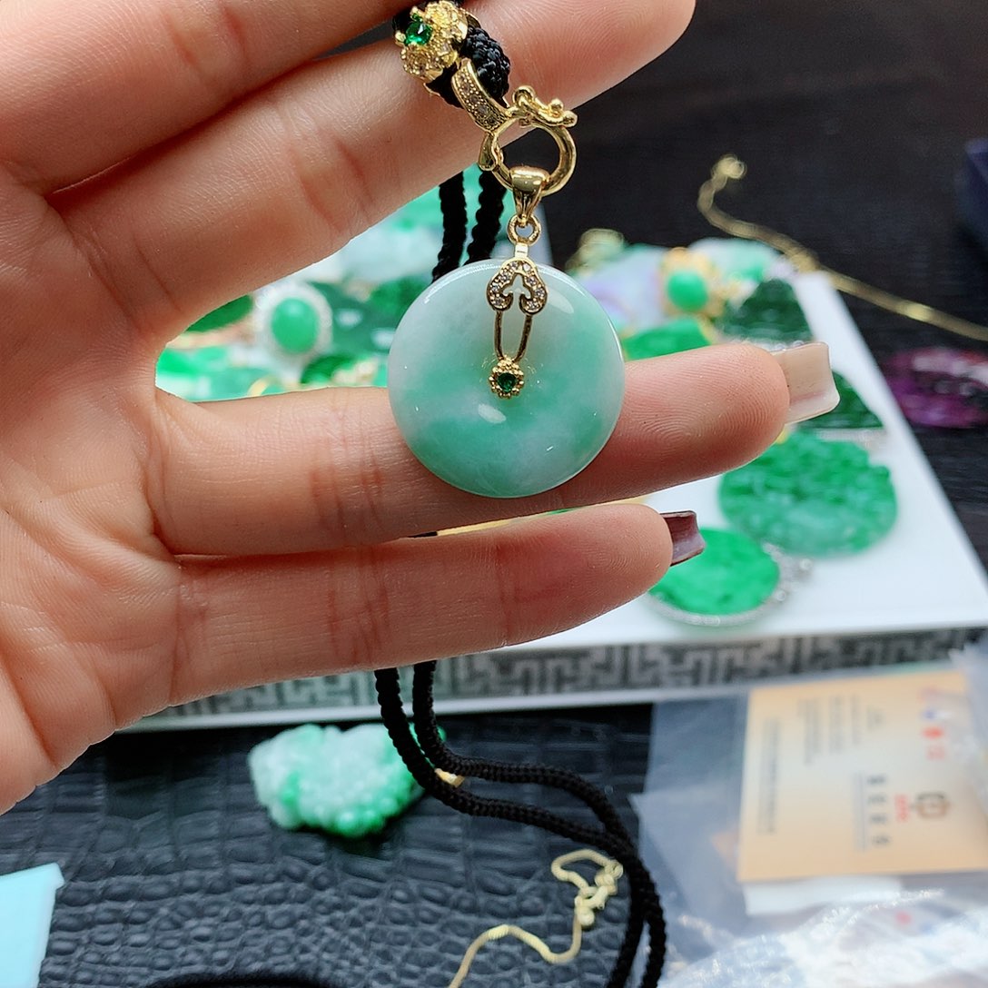 【闪购商品】翡翠吊坠(赠链)未镶嵌