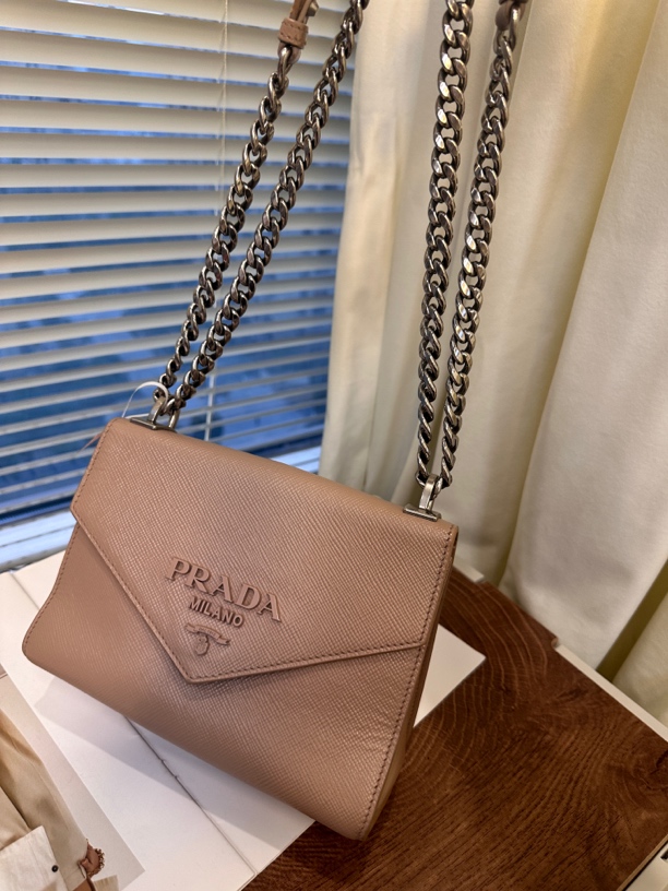 95新 Prada/普拉达 链条单肩包时尚简约设计