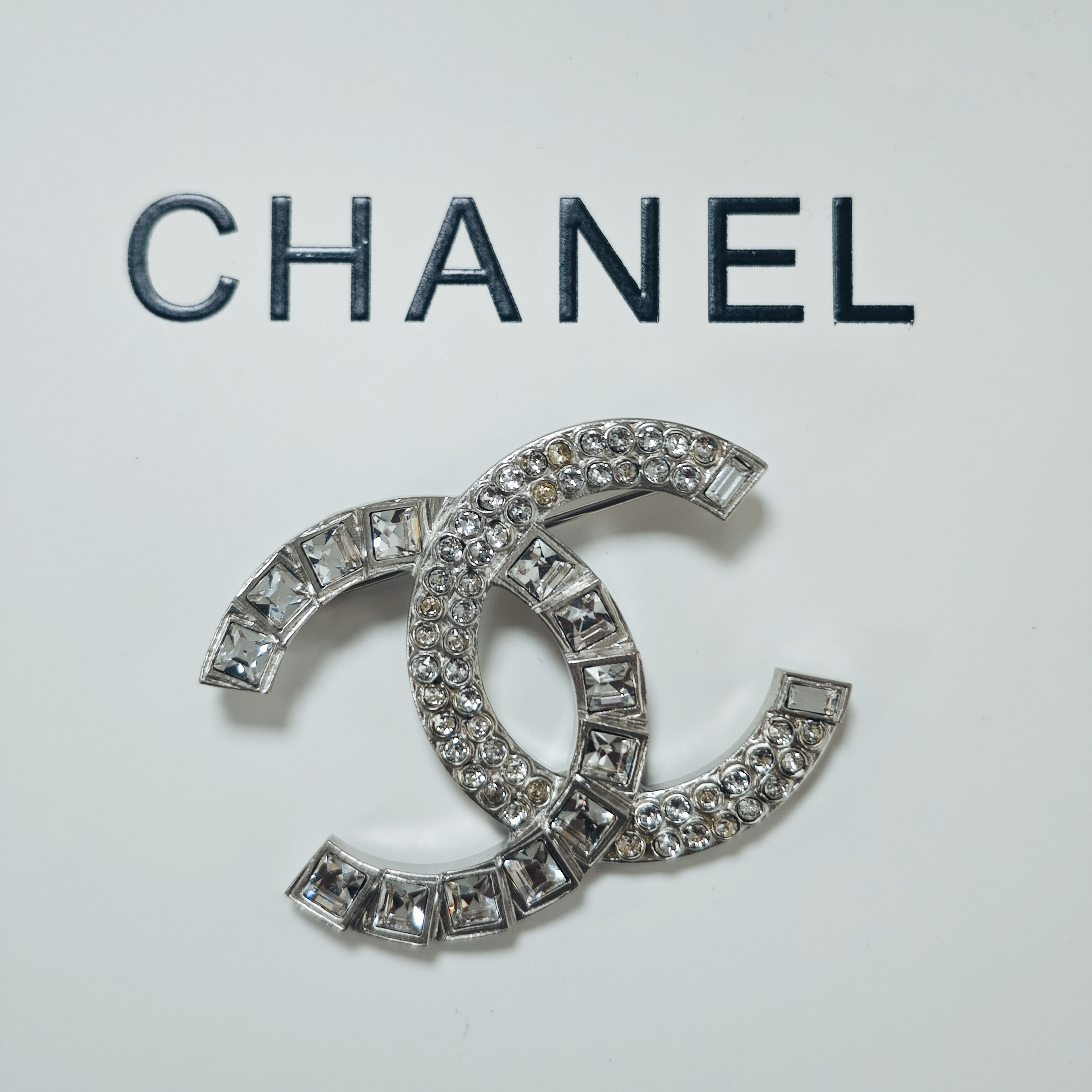 未使用 Chanel/香奈儿 银色胸针满钻方钻双拼接款清新气质