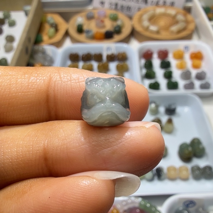 ****子和田玉未镶嵌珠宝奇石