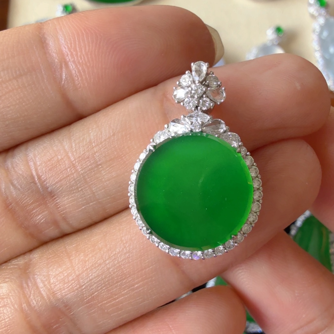 翡翠18K金镶嵌颈饰吊坠