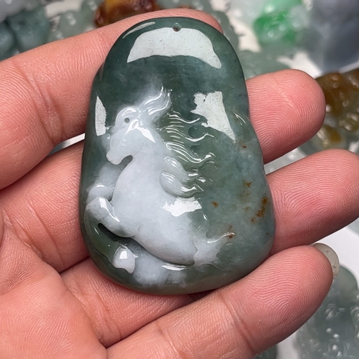 黑***牛翡翠未镶嵌颈饰马