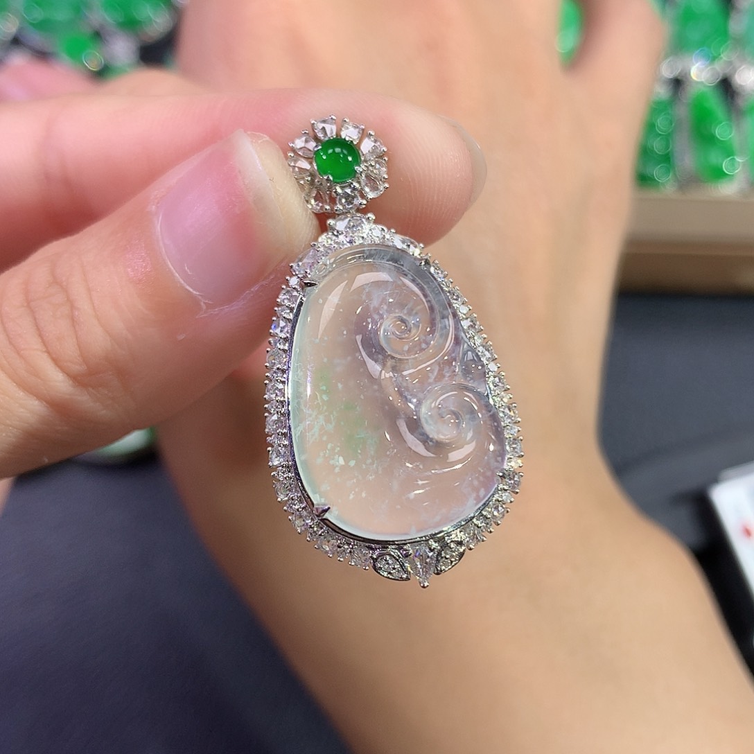 翡翠18K金镶嵌吊坠(赠链)