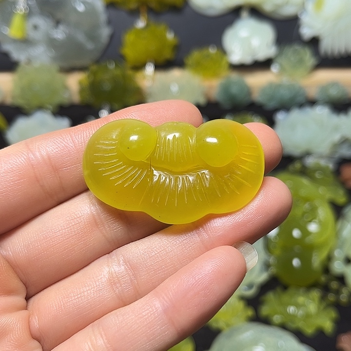 蛇纹石玉未镶嵌颈饰