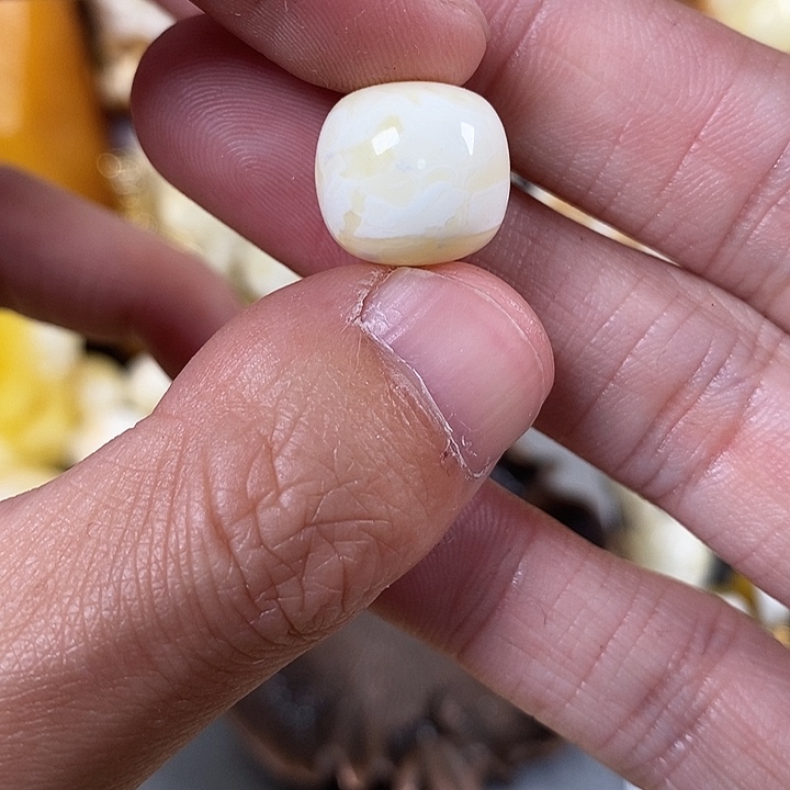 琥珀裸石未镶嵌我