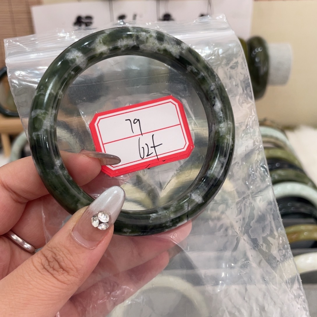 蛇纹石玉手镯未镶嵌