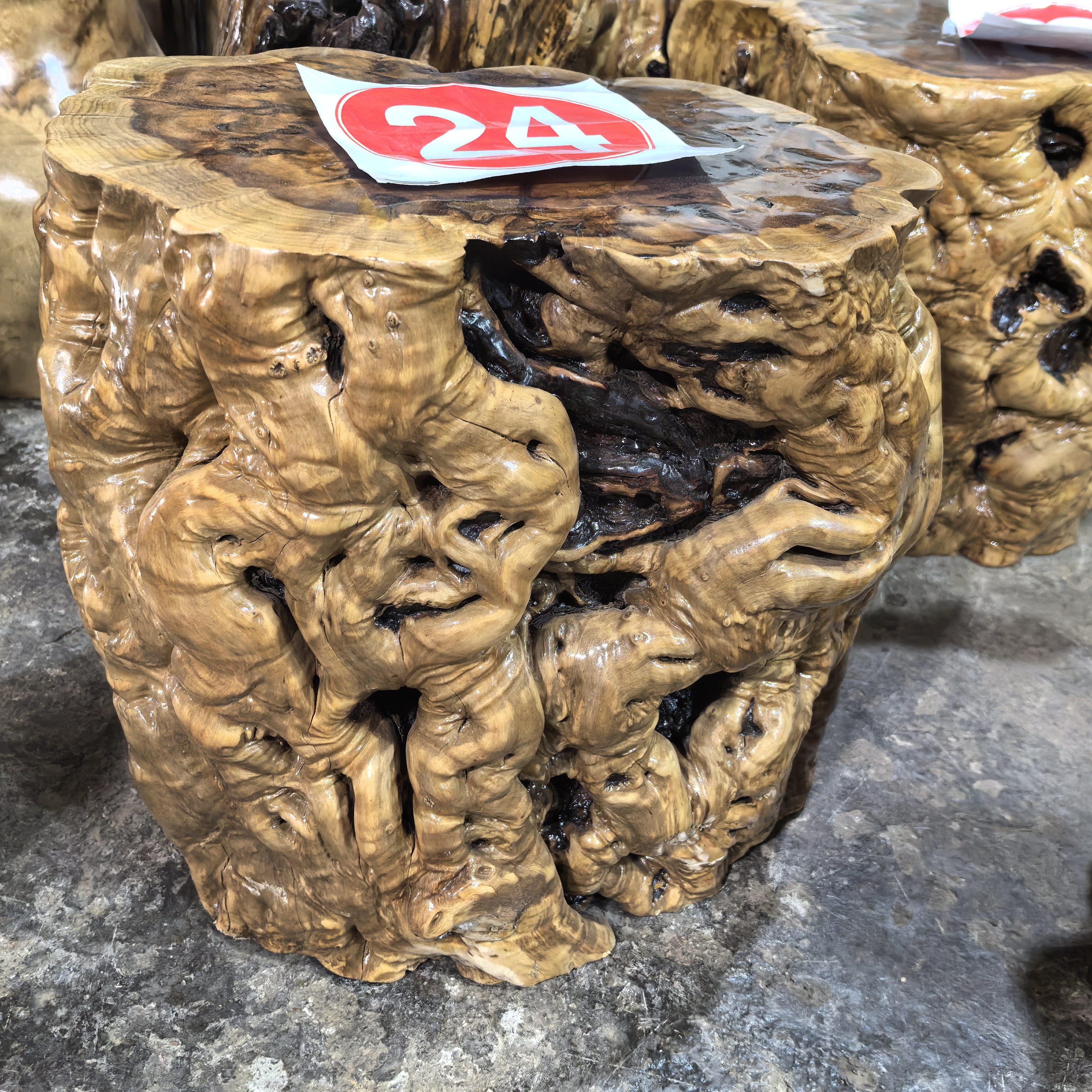 龙纹枣木墩根雕树墩底座凳子