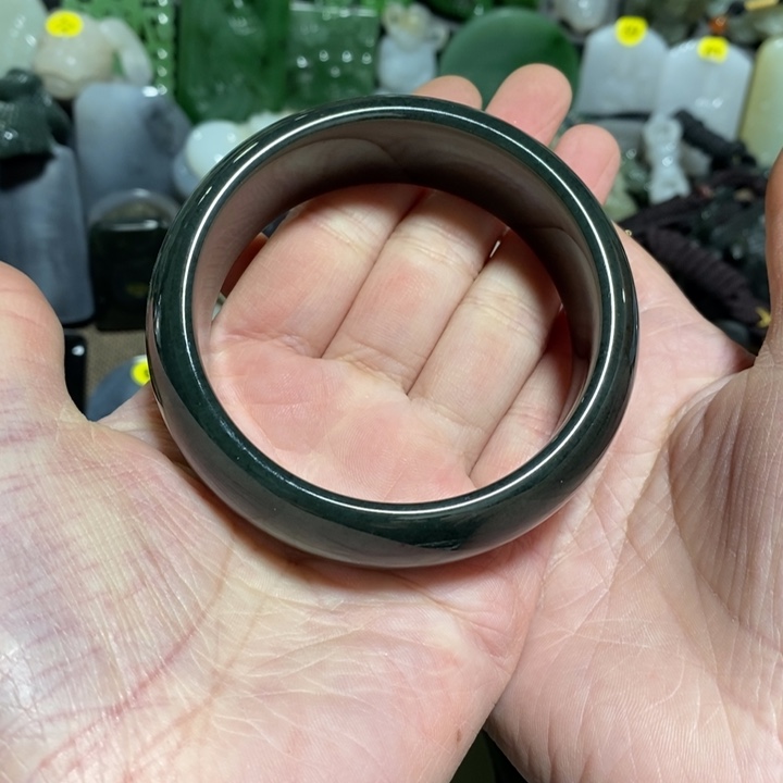 和田玉手镯未镶嵌跟*者