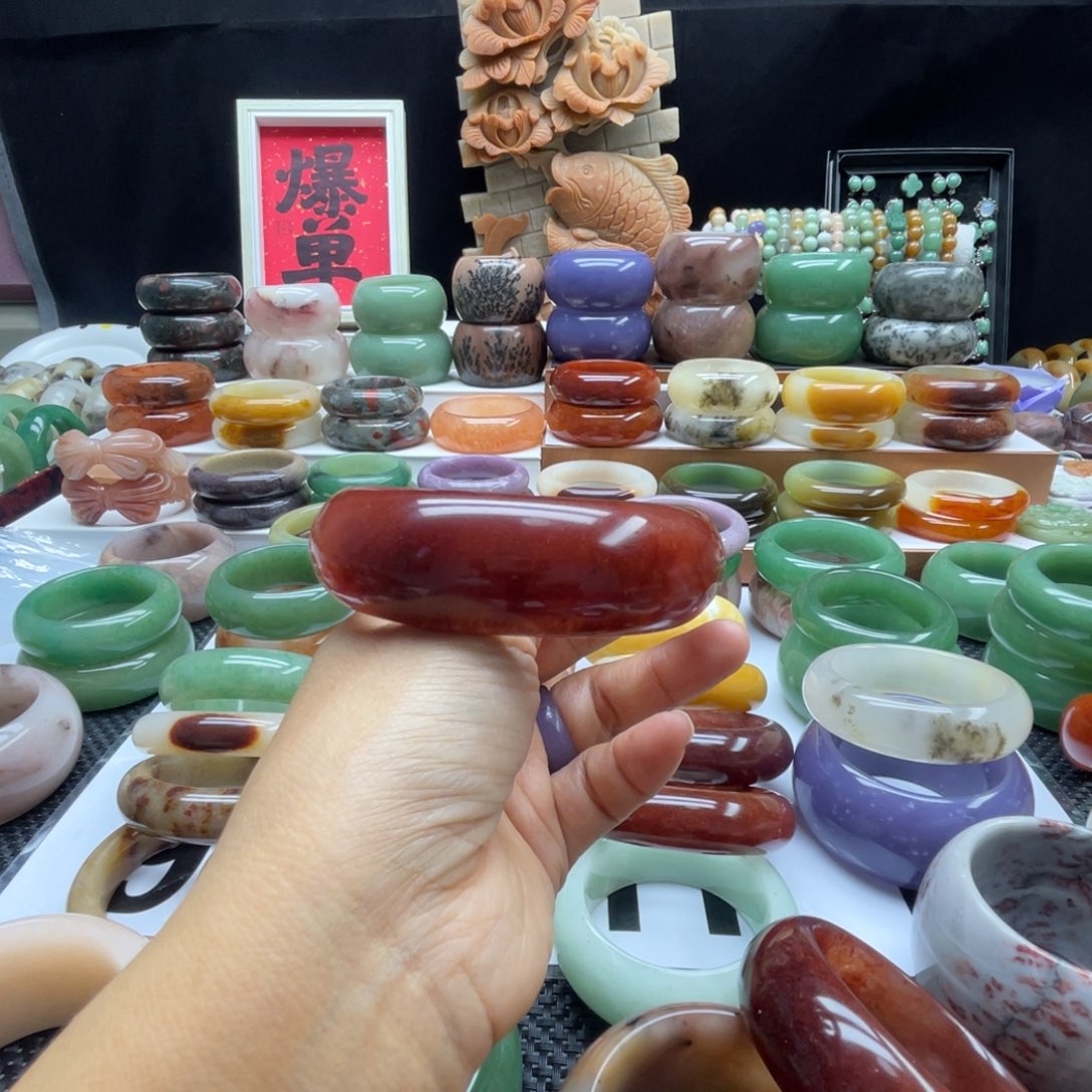 @****石英岩玉未镶嵌手镯