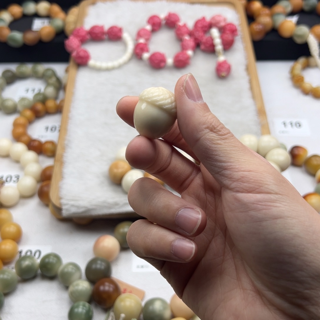 白玉菩提吊坠两**薯微瑕