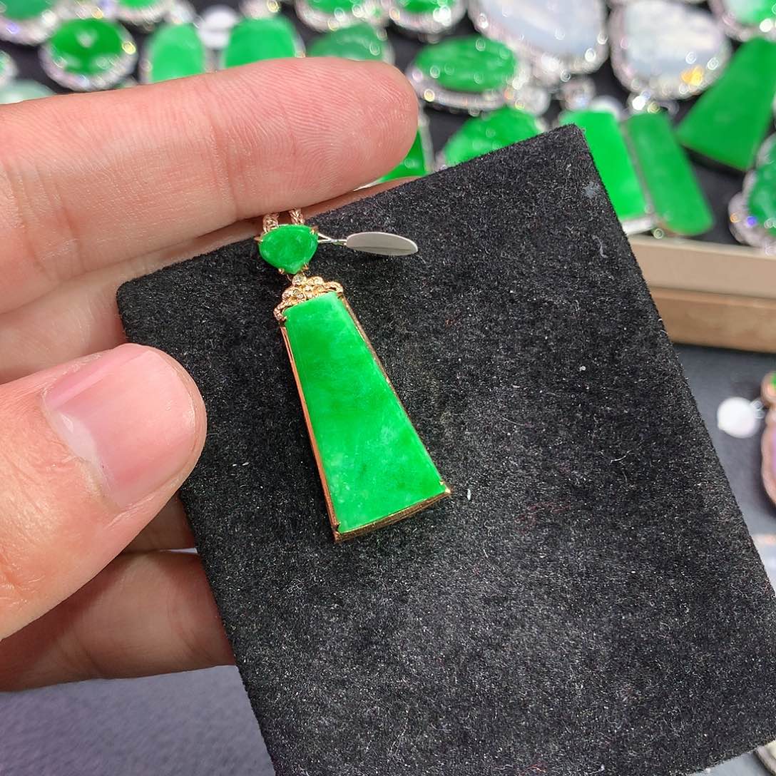 翡翠吊坠(赠链)18K金镶嵌R****l